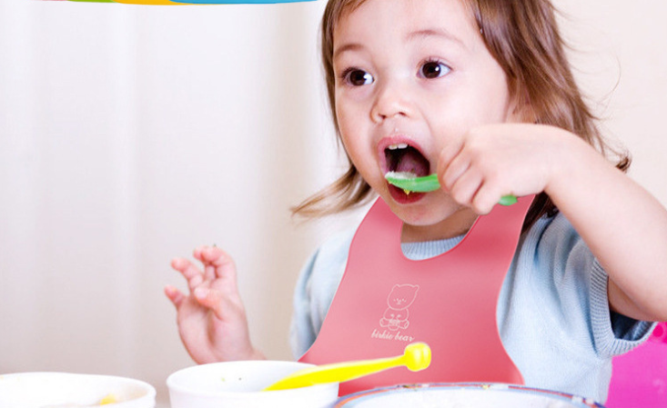 单色硅胶围嘴兜和双色硅胶围嘴兜有什么不同 单色硅胶围嘴兜和双色硅胶围嘴兜有什么不同