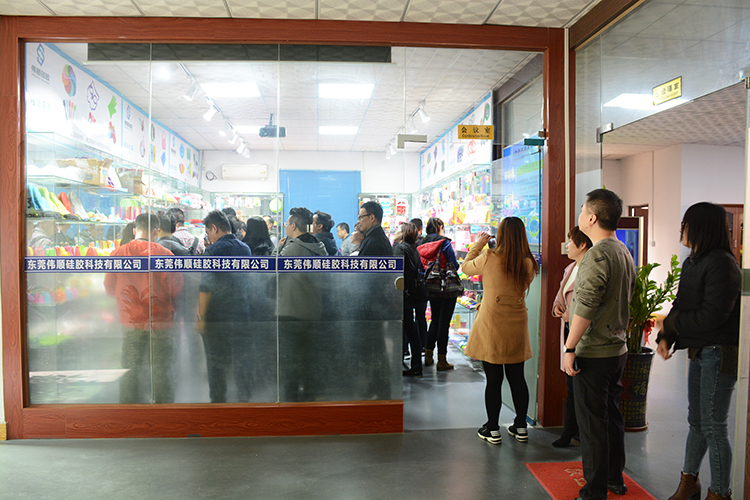 国内草莓视频黄色在线看在近几年得到了非常广泛的发展，从最开始的硅胶电子配件、硅胶蛋糕模具、硅胶厨具、硅胶母婴用品、硅胶成人用品再到硅胶玩具、草莓视频下载IOS导航、硅胶创意产品，可以说草莓视频黄色在线看已经遍布各类大小行业，之前塑胶行业的产品现在都开始往硅胶方面开发，硅胶相比塑胶拥有安全无毒、环保、柔韧性好、使用寿命长等特点。随着消费者对草莓视频黄色在线看的逐渐认可到喜爱，草莓视频色板APP官网下载生活中随处可以看到硅胶的产品。