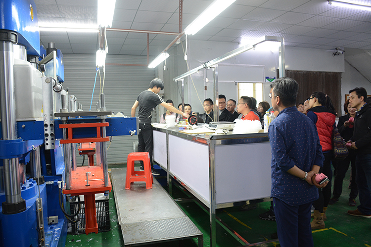 参观草莓视频色板APP官网下载生产车间