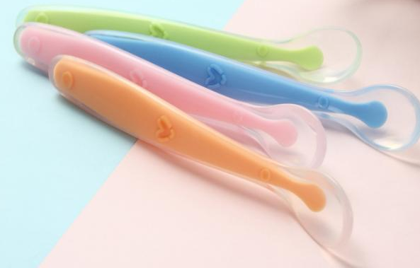 宝宝可以用硅胶勺子吗-婴儿用硅胶勺子安全吗对孩子的身体好吗，宝宝六个月以后，就可以添加辅食了，添加辅食对于小宝宝来说，可是打开了新世界的大门，他们可以用味蕾体验这个丰富多彩的世界，品尝妈妈精心准备的各种美食。宝宝在品尝美味辅食之前还需要一把打开新世界大门的钥匙，一把好用的硅胶勺子。相对于怎么给宝宝选择奶瓶啊、选择碗啊，给宝宝选择一把合适的硅胶勺子更有讲究！因为宝宝使用的勺子是什么材质、款式，包括其功能，这都是需要家长去考虑关注的问题！那么，宝宝可以用硅胶勺子吗-婴儿用硅胶勺子安全吗对孩子的身体好吗？