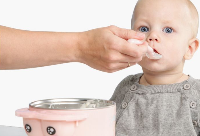 宝宝可以用硅胶勺子吗-婴儿用硅胶勺子安全吗对孩子的身体好吗，宝宝六个月以后，就可以添加辅食了，添加辅食对于小宝宝来说，可是打开了新世界的大门，他们可以用味蕾体验这个丰富多彩的世界，品尝妈妈精心准备的各种美食。宝宝在品尝美味辅食之前还需要一把打开新世界大门的钥匙，一把好用的硅胶勺子。相对于怎么给宝宝选择奶瓶啊、选择碗啊，给宝宝选择一把合适的硅胶勺子更有讲究！因为宝宝使用的勺子是什么材质、款式，包括其功能，这都是需要家长去考虑关注的问题！那么，宝宝可以用硅胶勺子吗-婴儿用硅胶勺子安全吗对孩子的身体好吗？