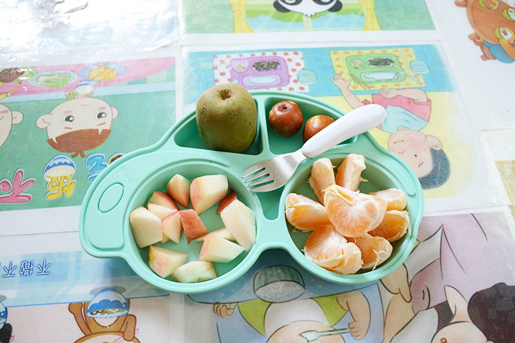 说到性能方面硅胶餐具与塑胶PP材质相提并论具有哪些差异呢？首先PP材质遇高温而融化，遇低温而易破裂，遇气候性影响以老化变色等现象