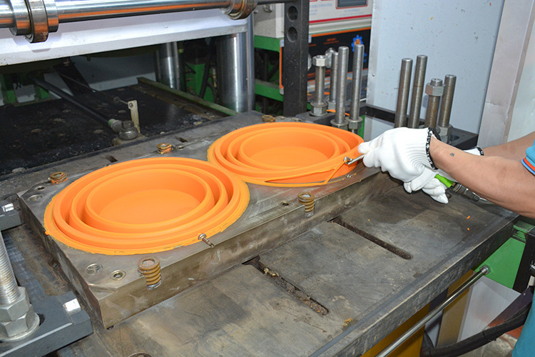 硅胶折叠桶4套模具生产中 硅胶折叠桶4套模具生产中